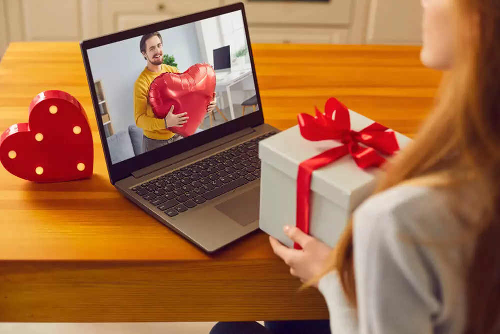 29 Long Distance Relationship Gifts That Will Bring You Closer in 2024 -  giftlab